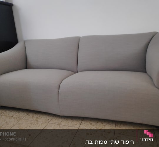 ספה אפורה עם ריפוד בד על רצפת אריחים